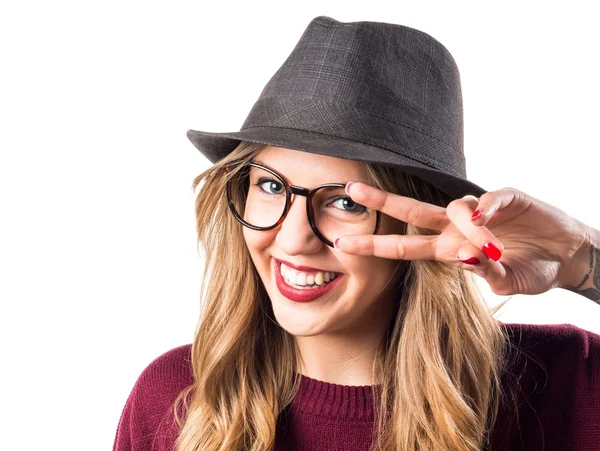 Hipster chica joven haciendo gesto de victoria —  Fotos de Stock