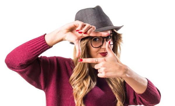 Hipster chica joven se centra con sus dedos — Foto de Stock