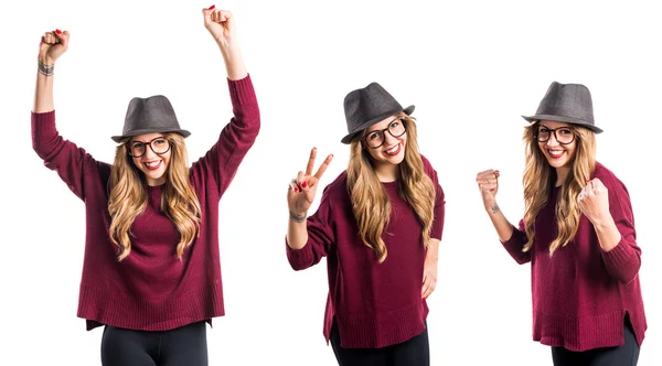 Hipster ung flicka gör seger gest — Stockfoto