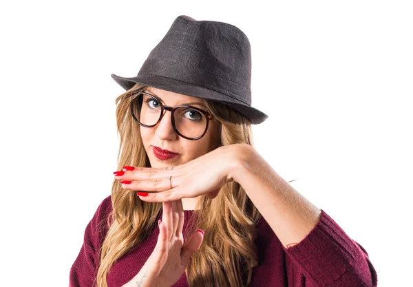 Hipster menina fazendo tempo fora gesto — Fotografia de Stock