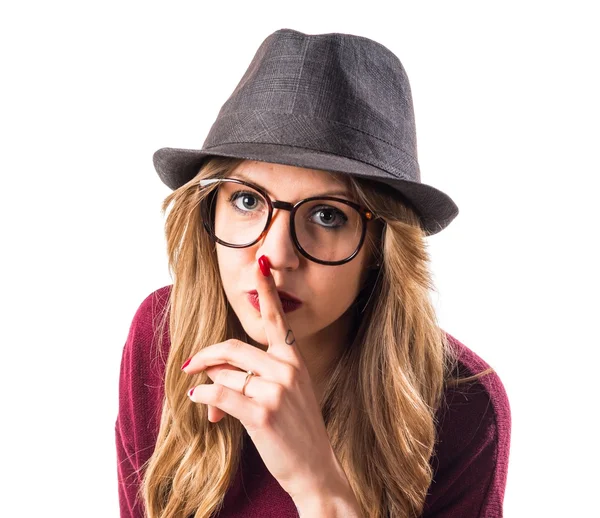 Hipster giovane ragazza fare silenzio gesto — Foto Stock