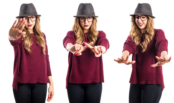 Hipster ung flicka gör ingen gest — Stockfoto