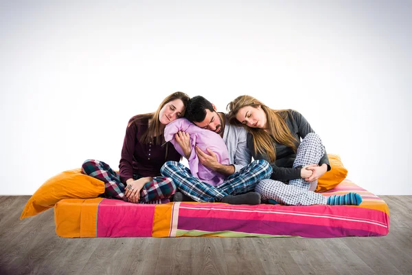 Tre amici su un letto che dormono — Foto Stock
