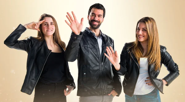Siyah deri selamlayan ile üç arkadaş