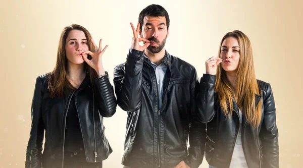 Amigos haciendo gesto de silencio —  Fotos de Stock