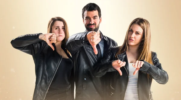 Drei Freunde machen schlechtes Signal — Stockfoto