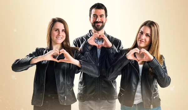 Amigos fazendo um coração com as mãos — Fotografia de Stock