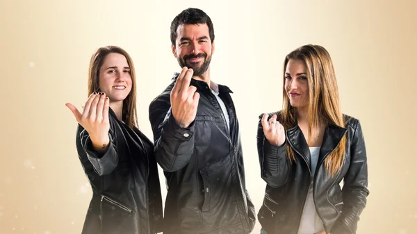 Gente haciendo el gesto que viene —  Fotos de Stock