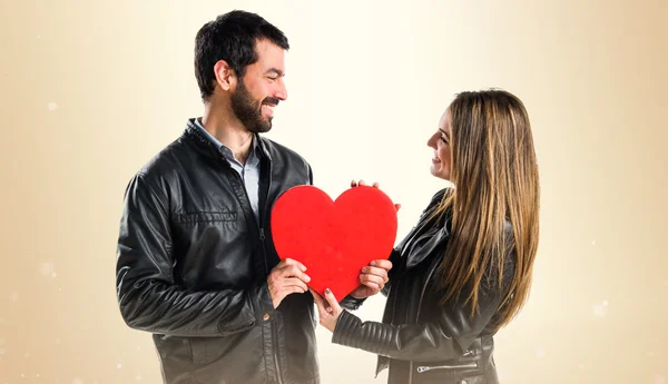 Couple holding a heart — Stock Photo, Image