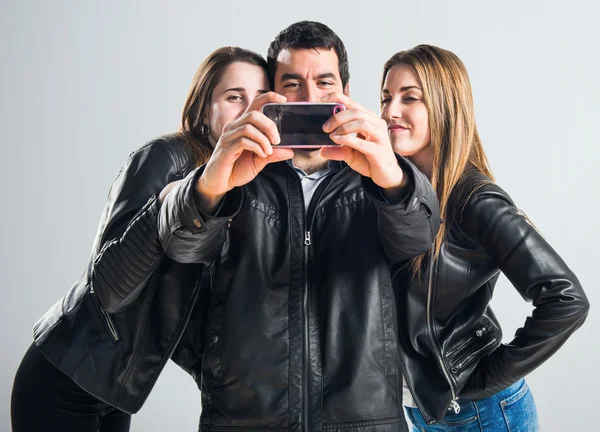 Amici che fanno un selfie — Foto Stock