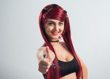 Başparmak ile genç Kızıl saçlı kız