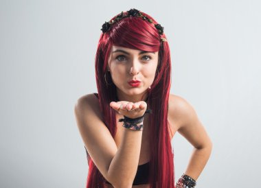 kadın bir öpücük gönderme