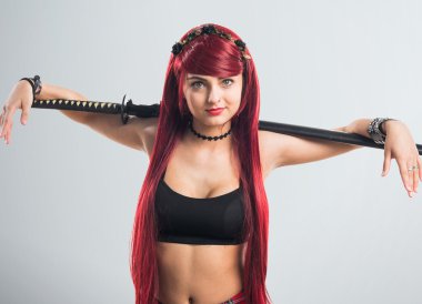 Katana ile genç Kızıl saçlı kız