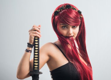 Katana ile genç Kızıl saçlı kız