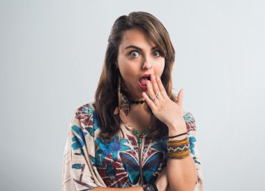 genç kız sürpriz jest yapıyor