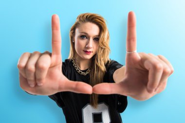 Dansçı kadın izole arka plan