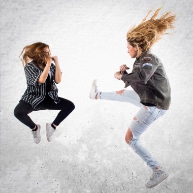 İzole arka plan üzerinde genç ve güzel kızlar