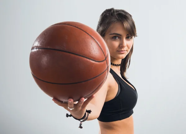 Chica joven jugando baloncesto —  Fotos de Stock