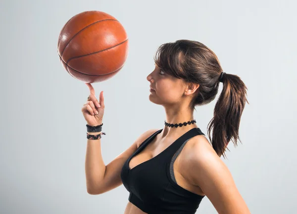 Mladá dívka hraje basketbal — Stock fotografie