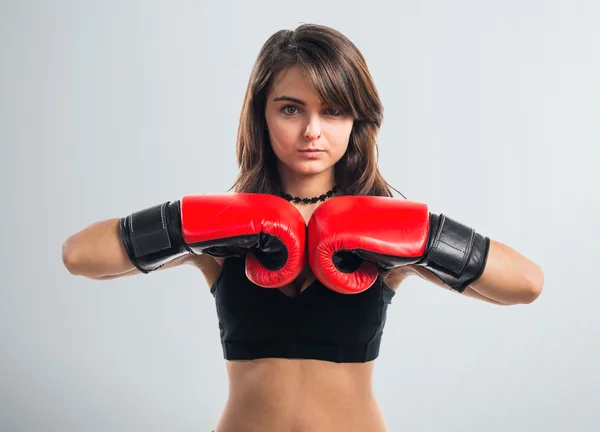 Junges Mädchen mit Boxhandschuhen — Stockfoto