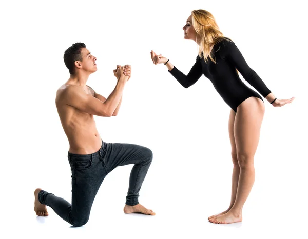 Двоє людей танцюють над ізольованим тлом — стокове фото