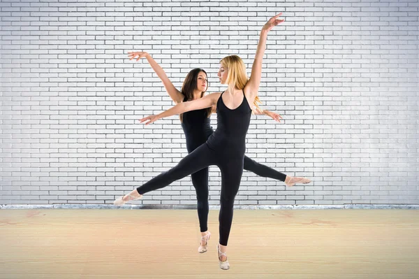 Dos chicas bailando ballet sobre fondo aislado — Foto de Stock