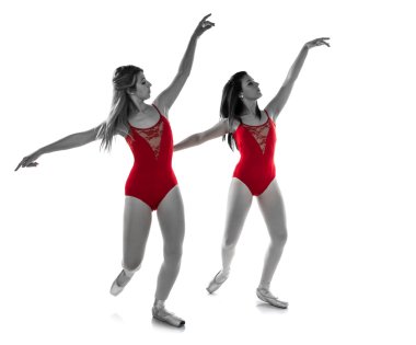 İki kız izole arka plan üzerinde bale