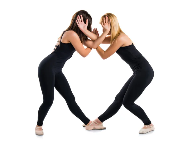 Dos chicas bailando ballet sobre fondo aislado —  Fotos de Stock