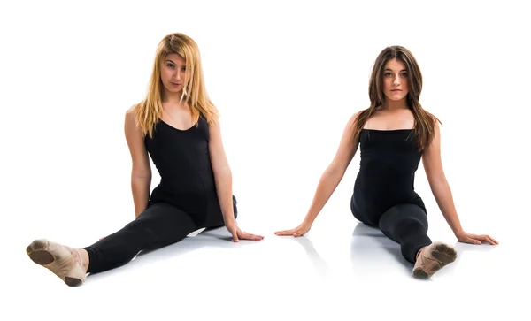 Duas meninas dançando balé sobre fundo isolado — Fotografia de Stock