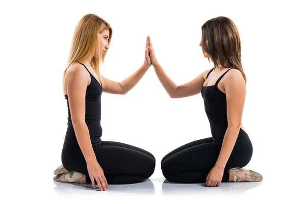 Dos chicas bailando ballet sobre fondo aislado —  Fotos de Stock