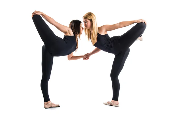 Due ragazze ballano balletto su sfondo isolato — Foto Stock