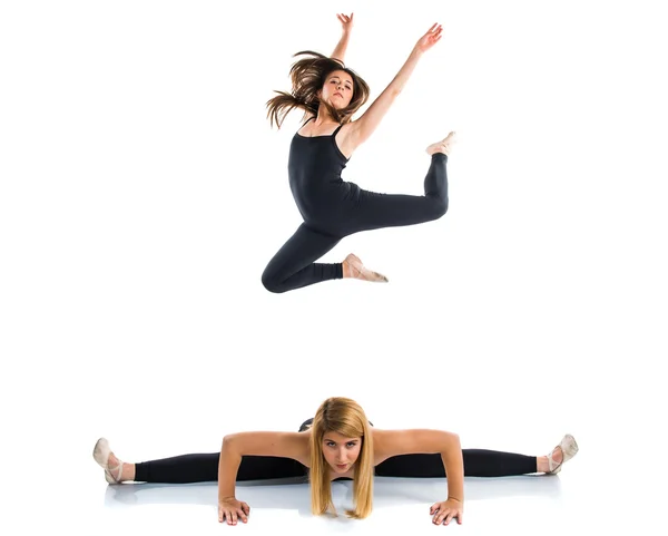 Duas meninas dançando balé sobre fundo isolado — Fotografia de Stock