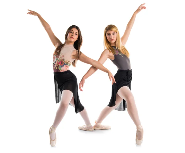 Dos chicas bailando ballet sobre fondo aislado — Foto de Stock