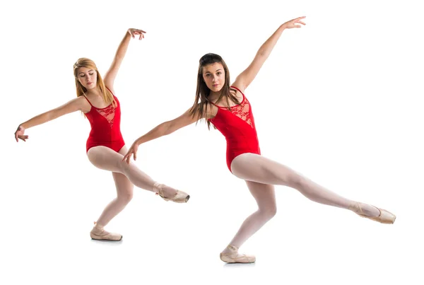 Dos chicas bailando ballet sobre fondo aislado — Foto de Stock
