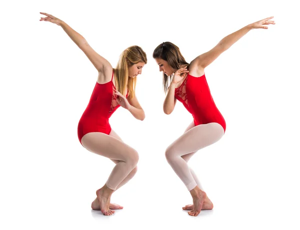 Dos chicas bailando ballet sobre fondo aislado — Foto de Stock