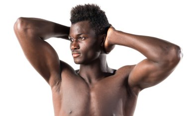 Studio poz güçlü siyah adam