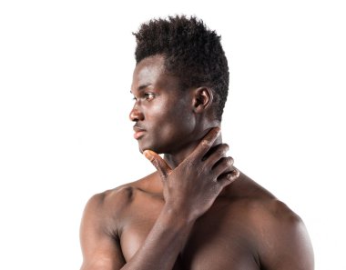 Studio poz güçlü siyah adam