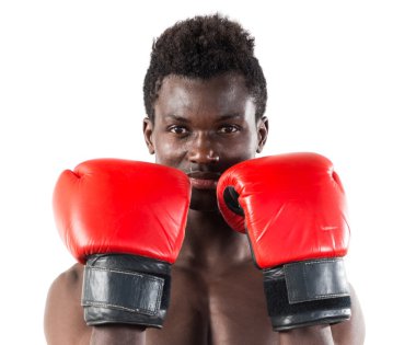 Boks eldivenli yakışıklı bir zenci.