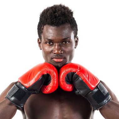 Boks eldivenli yakışıklı bir zenci.