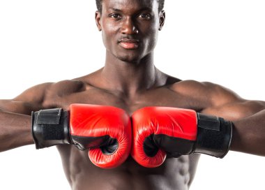 Boks eldivenli yakışıklı bir zenci.