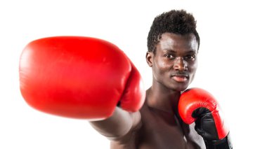 Boks eldivenli yakışıklı bir zenci.