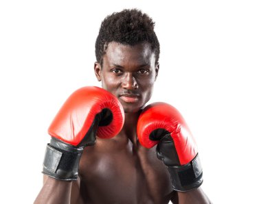 Boks eldivenli yakışıklı bir zenci.