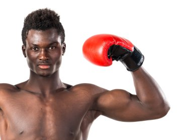 Boks eldivenli yakışıklı bir zenci.