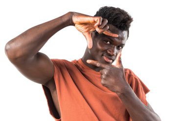 Onun parmaklarıyla odaklanarak yakışıklı zenci