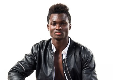 Siyah adamla yakışıklı deri ceket