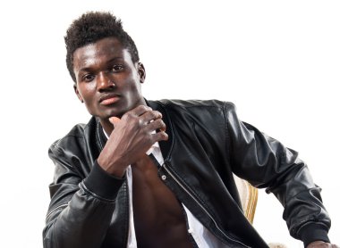 Siyah adamla yakışıklı deri ceket