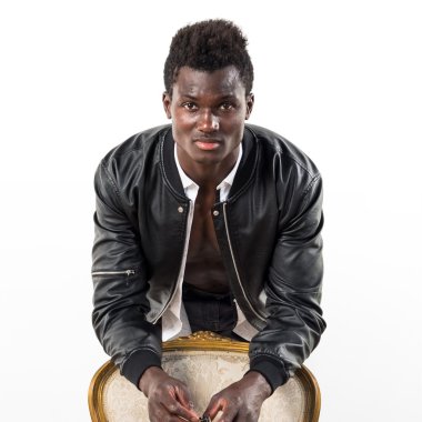 Siyah adamla yakışıklı deri ceket