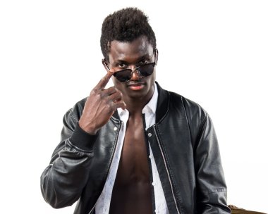 Siyah adamla yakışıklı deri ceket