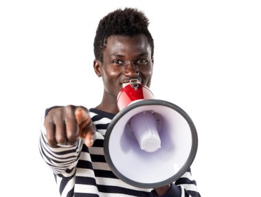 Megafon tarafından bağırarak yakışıklı zenci