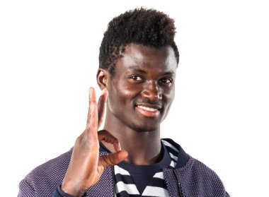 Siyah adam ok işareti yapmak